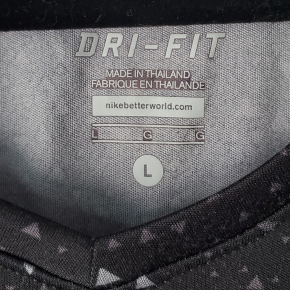 Nike Running Dri-Fit v-neck Tshirt. Black. Large. - Picture 4 of 8